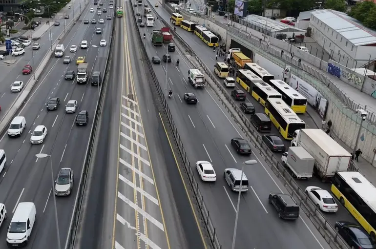 Bahçelievler’de İETT Otobüsü arızalandı, trafik nedeniyle vatandaş yol ortasında otobüs bekledi
