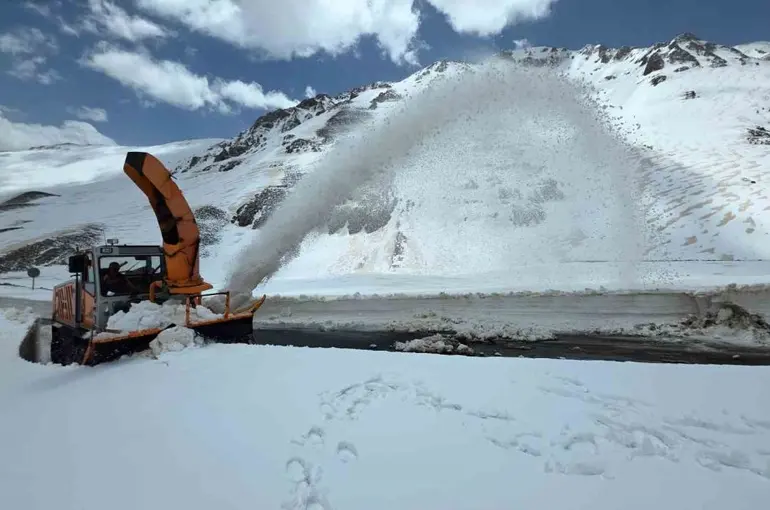 Bahçesaray yolunda çalışmalar devam ediyor
