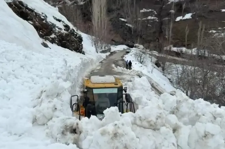 Bahçesaray’da yola çığ düştü
