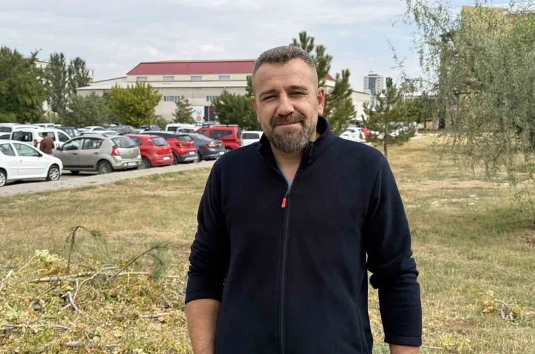 Bahçesinde sürünen yılanı fark etti, korkusuzca eline alıp sevdi
