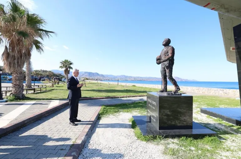 Bakan Bolat, KKTC’de şehit Yüzbaşı Cengiz Topel’in anıtını ziyaret etti
