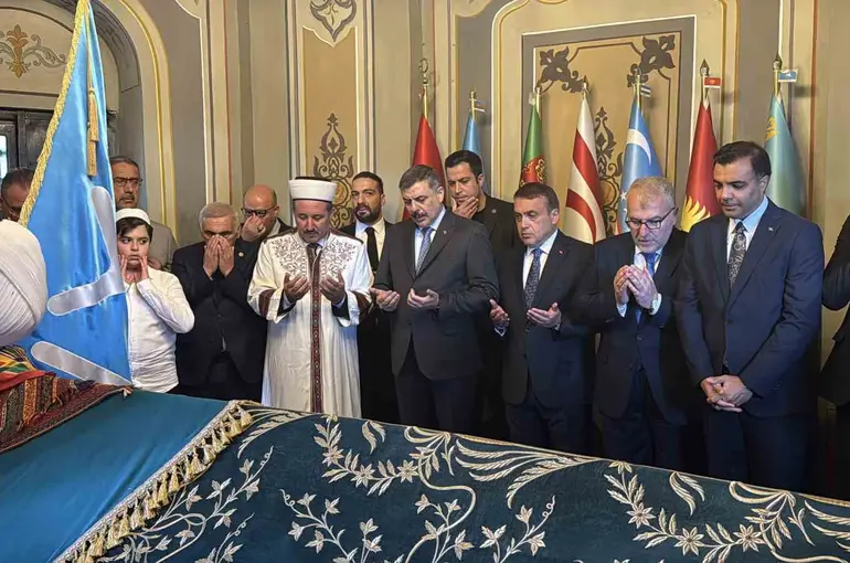 Bakan Çiftçi, Ertuğrul Gazi Türbesi’ni ziyaret etti, hafızlık öğrenimi gören öğrenciye bisiklet hediye etti
