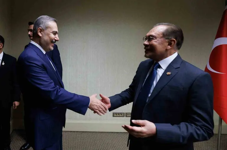 Bakan Fidan, Malezya Başbakanı İbrahim ve Dışişleri Bakanı Hasan ile görüştü
