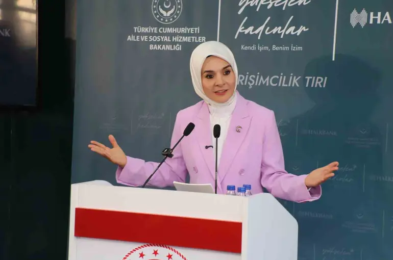 Bakan Göktaş, Hakkari’de kadınlarla buluştu
