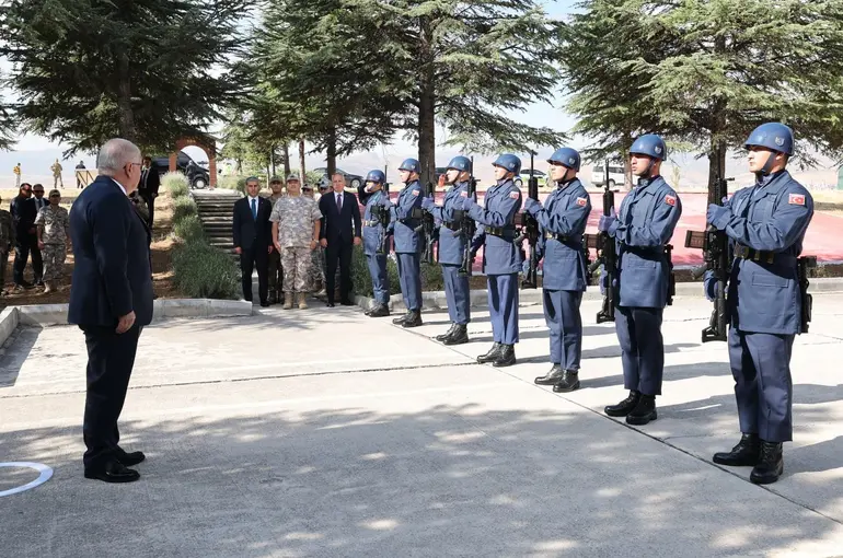 Bakan Güler, 17’nci Hava ve Füze Savunma Üs Komutanlığı’nı ziyaret etti
