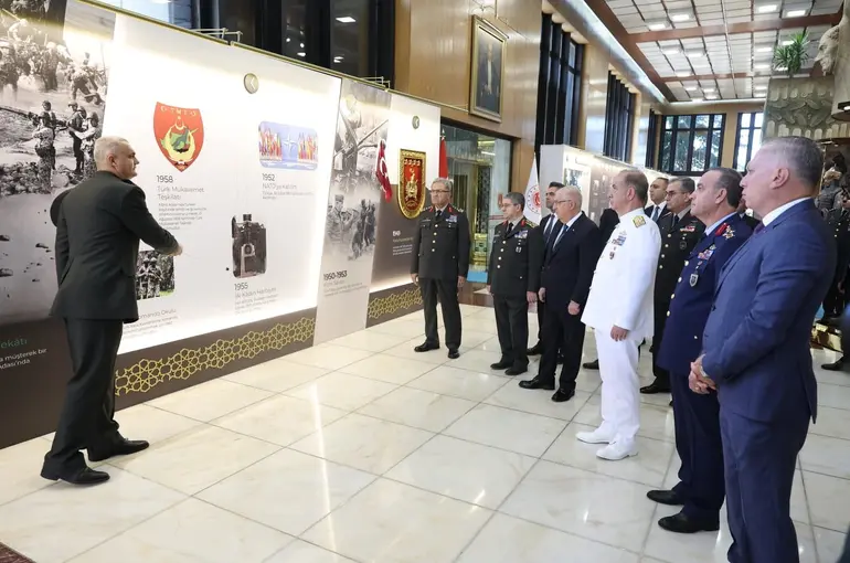 Bakan Güler, Kara Kuvvetleri Komutanlığını ziyaret etti
