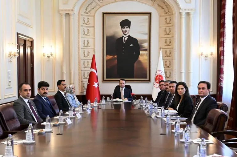 Bakan Gürlek, Muhsin Yazıcıoğlu’nun ailesiyle görüştü
