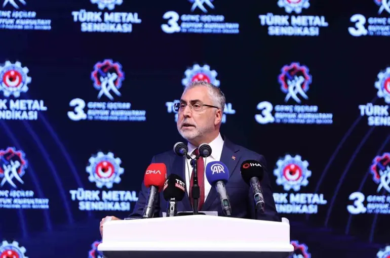 Bakan Işıkhan: "Gençlerimizin dijital bağımlılık konusuna dikkatle eğilmesi gerektiğini düşünüyorum"
