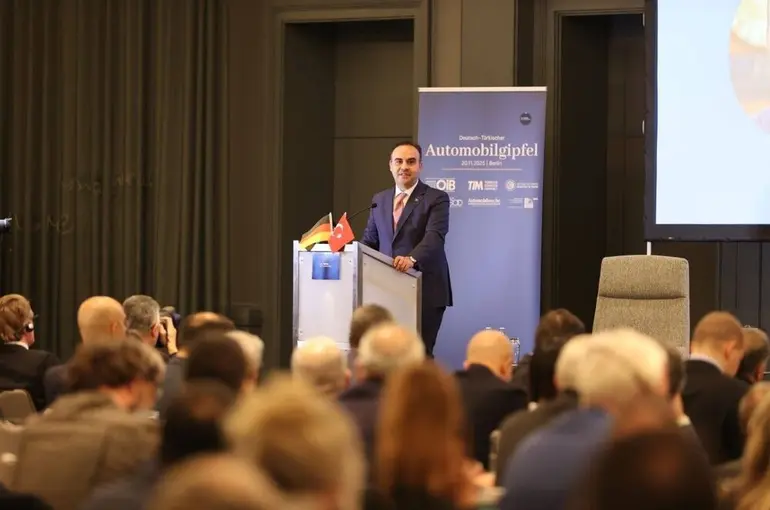 Bakan Kacır: "Alman firmalarını Türkiye’nin sunduğu güçlü yatırım zeminine davet ediyoruz"
