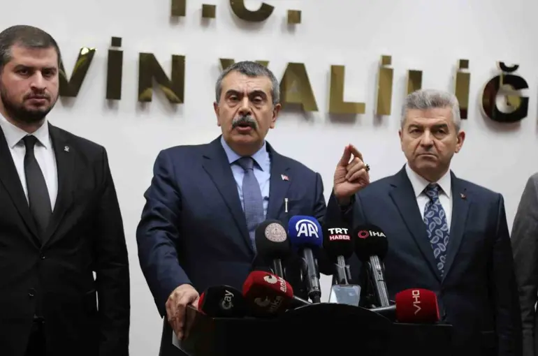 Bakan Tekin: "Özgür Özel kadar midesi geniş değilim"
