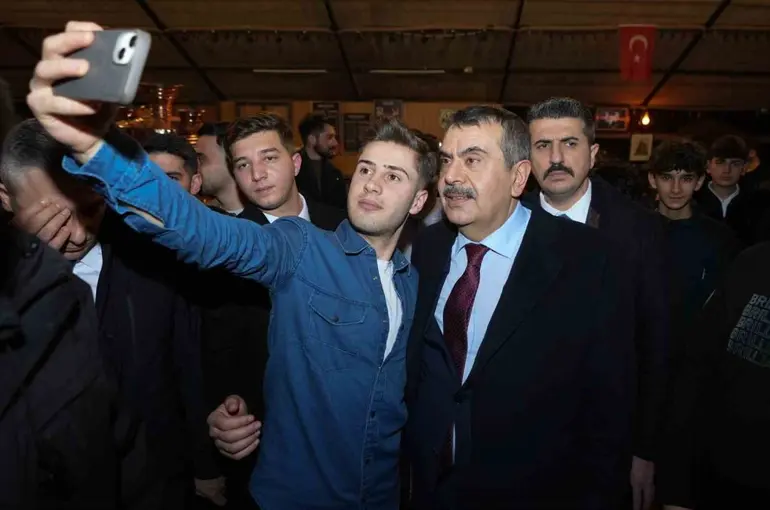Bakan Tekin Ramazan çadırında gençlerle buluştu