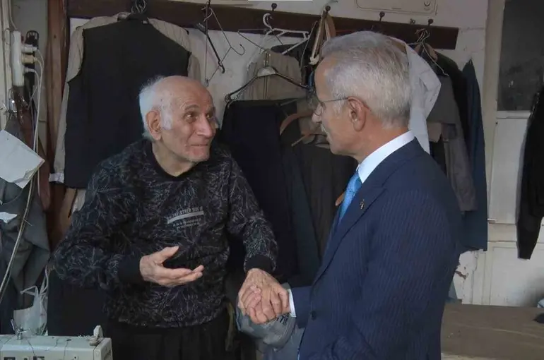 Bakan Uraloğlu ile 87 yaşındaki terzi arasında gülümseten diyalog
