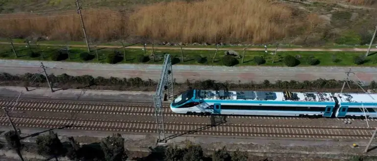 Bakan Uraloğlu: "Test süreçleri başarıyla devam eden Milli Elektrikli Hızlı Tren’imiz saatte 240 kilometre hıza ulaştı"
