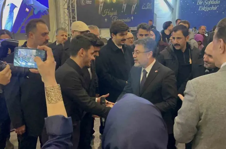 Bakan Yumaklı, gençlerle birlikte "Kabe’de Hacılar" ilahisini söyledi
