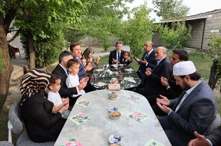 Bakan Yumaklı, şehit Jandarma Er Yakup Koç’un ailesini ziyaret etti
