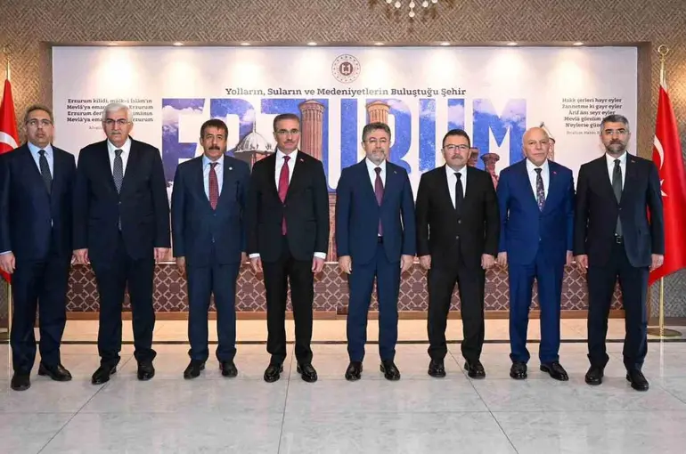 Bakan Yumaklı Valilik ve Büyükşehir Belediyesi’ni ziyaret etti
