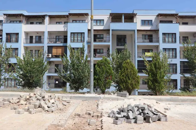 Bakanlığın yaptığı toplu konutlar belediyeden yol bekliyor

