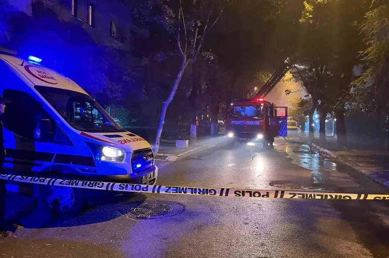 Bakırköy’de 4 katlı metruk binanın çatısı alevlere teslim oldu

