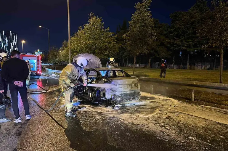 Bakırköy’de otomobil alev topuna döndü
