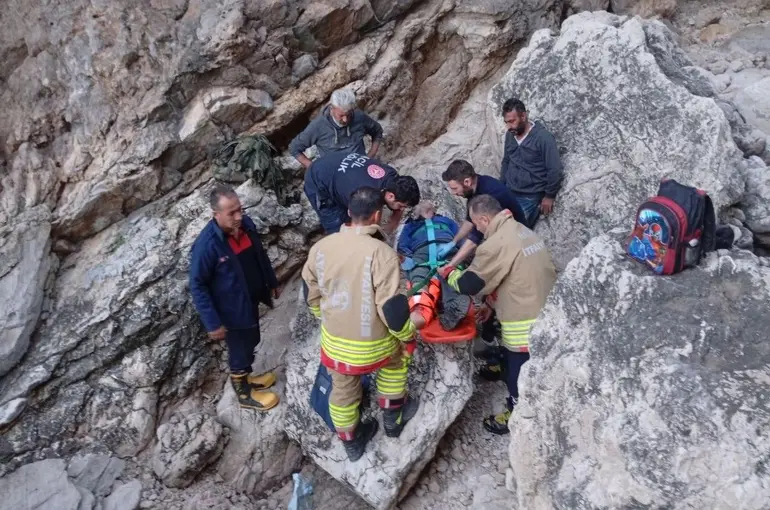 Balık tutmaya giderken kayalıklardan düşen şahıs yaralandı
