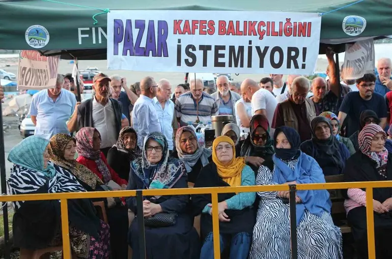 Balıkçı köyü balıkçılık yapabilmek için direniyor
