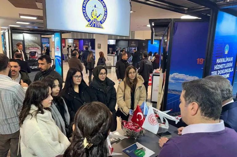 Balıkesir Üniversitesi’nde UFEST kapsamında DHMİ standına büyük ilgi
