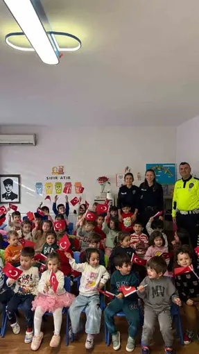 Balıkesir’de polisler miniklere trafik eğitimi verdi
