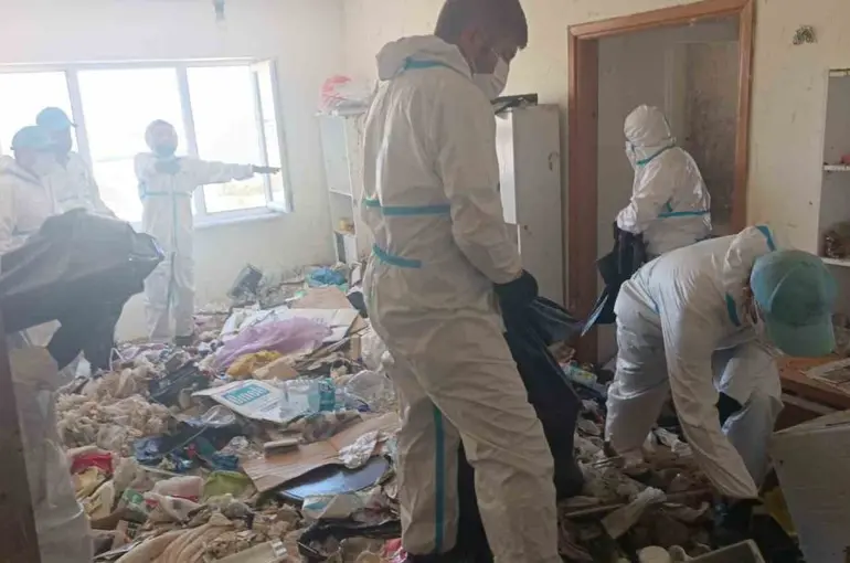 Balkan Mahallesi’nde evden 28 ton çöp çıkarıldı
