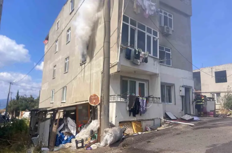 Bandırma’da apartman yangını itfaiye ekiplerince söndürüldü

