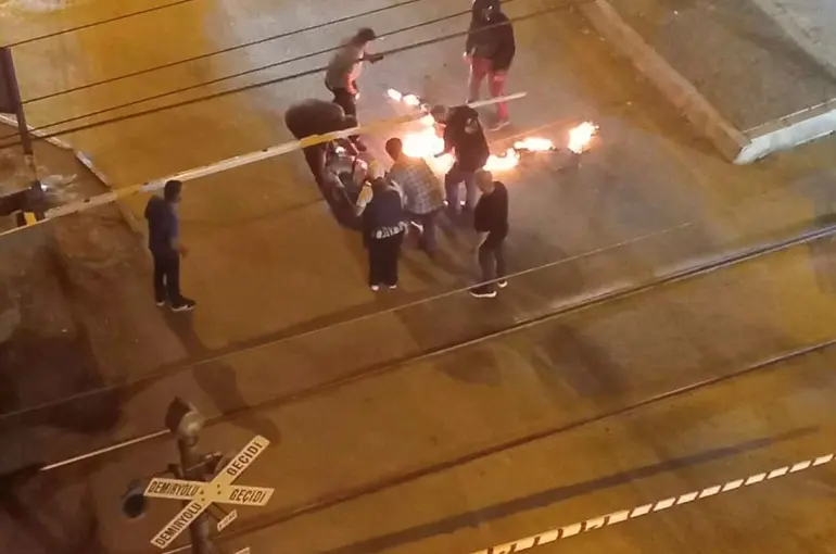 Bandırma’da helyum balonları yüksek gerilim hattına temas etti: 1 kişi yaralandı
