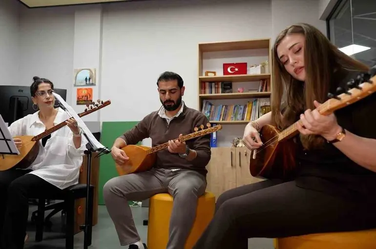 Başiskele’de her yaşa ücretsiz bağlama eğitimi
