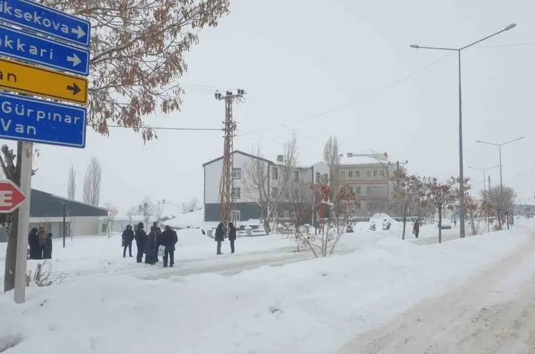 Başkale’de kar yağışı
