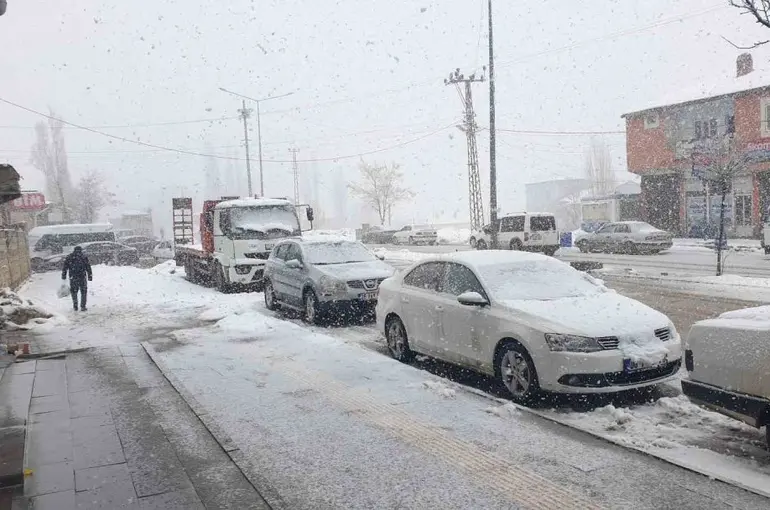Başkale’de kar yağışı
