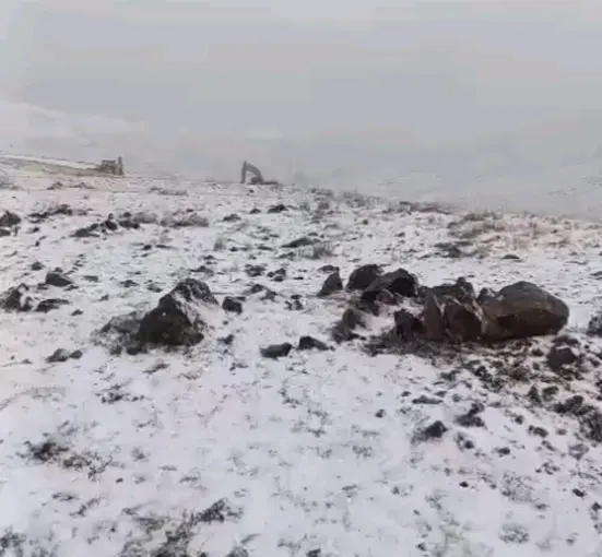Başkale’de mevsimin ilk karı yağdı
