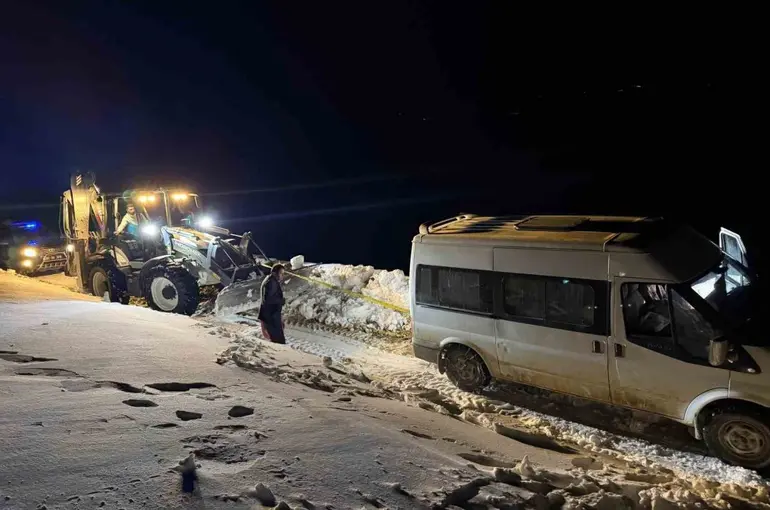 Başkale’de yoldan çıkan minibüs kara saplandı
