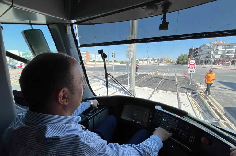 Başkan Altay, tamamlanan Adliye-Şehir Hastanesi Tramvay Hattı’nda test sürüşü yaptı
