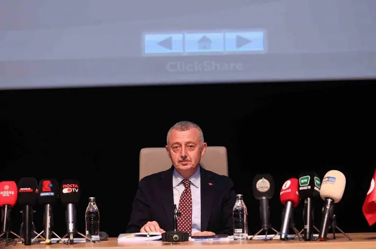 Başkan Büyükakın’dan zor soru: "Küçücük kaymayı bile tespit edemeyen İzmit Belediyesi, metroyu nasıl tespit etti?"
