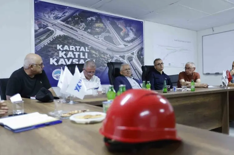 Başkan Büyükkılıç, Kartal Katlı Kavşağı’nda çalışmaları adım adım izliyor
