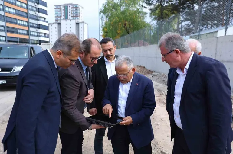 Başkan Büyükkılıç: "Kartal Kavşağı’na alternatif yolları açıyoruz"
