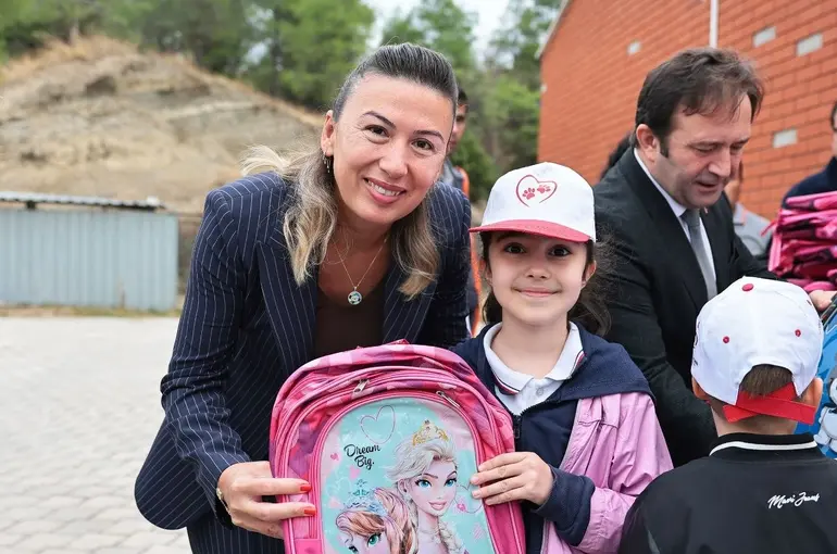 Başkan Çavuşoğlu, çocuklarla birlikte can dostların merkezini gezdi
