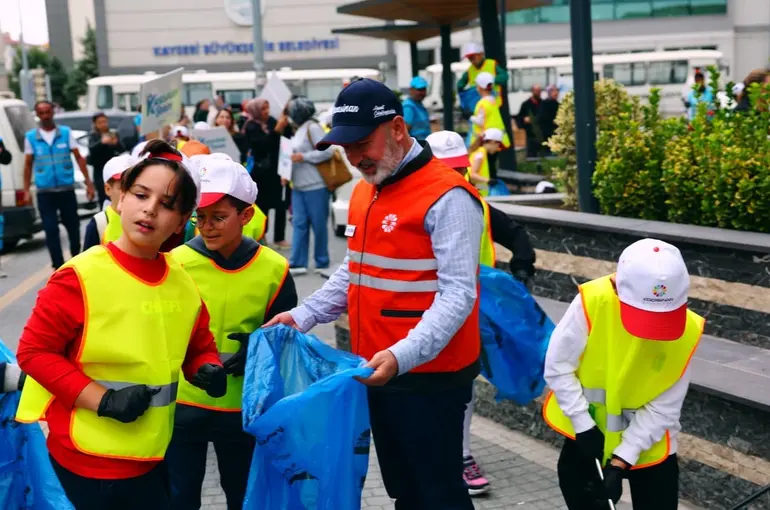 Başkan Çolakbayrakdar: "Daha güzel bir gelecek için durmadan çalışıyoruz"
