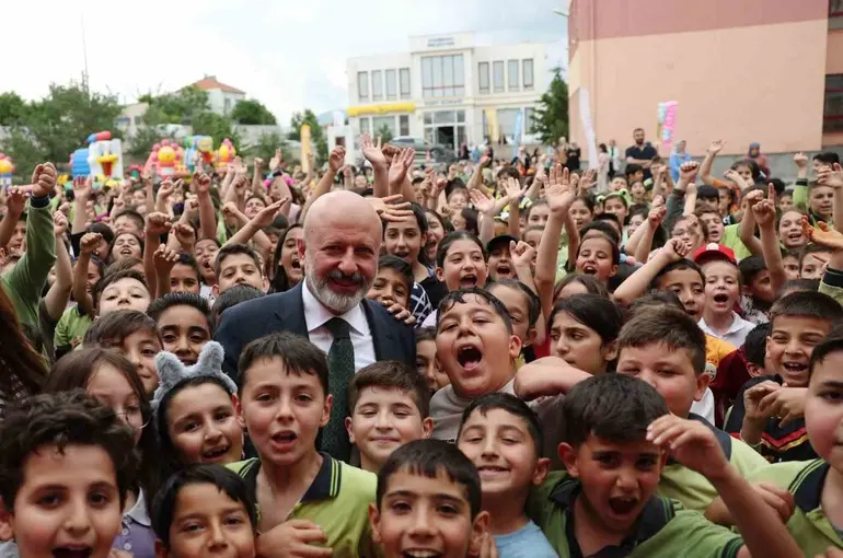 Başkan Çolakbayrakdar: "Evlatlarımızı mutlu etmek için çalışıyoruz"
