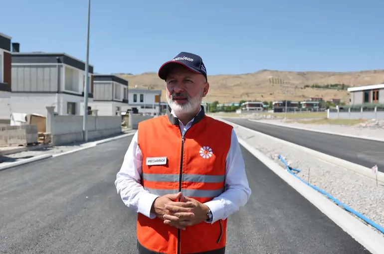 Başkan Çolakbayrakdar: "Yatay mimariyle gelişen Ertuğrulgazi’ye konforlu ulaşım kazandırıyoruz"
