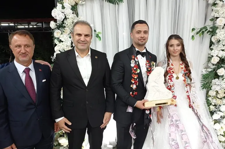 Başkan Dilsiz, genç çiftlerin mutluluğuna ortak oldu
