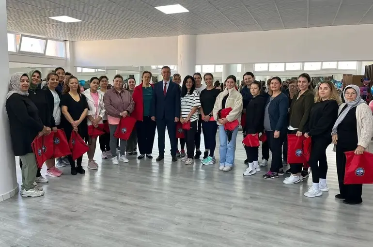Başkan Ercan’dan sabah sporuna katılan kadınlara sürpriz hediye
