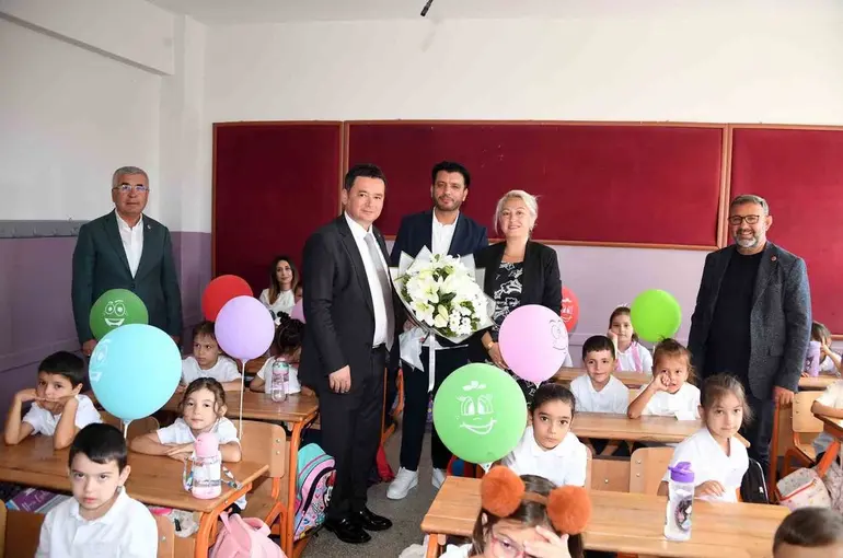 Başkan Erkan Aydın’dan öğrencilere ilk ders sürprizi
