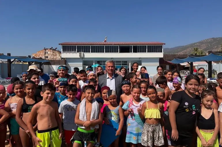 Başkan Erol: "260 çocuğumuza yüzme öğretmenin mutluluğunu yaşıyoruz"
