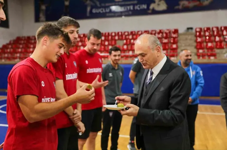 Başkan Faruk Özlü’den voleybolculara baklava ikramı
