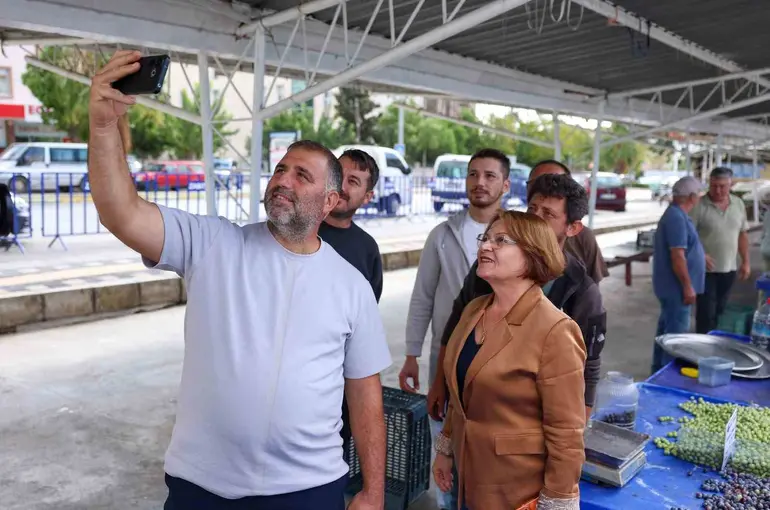 Başkan Gençay, zeytin pazarında üreticilerle buluştu
