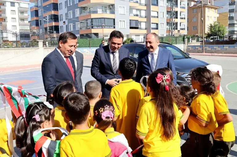 Başkan Kılca yeni dönemin ilk gününde öğrencilerin heyecanına ortak oldu